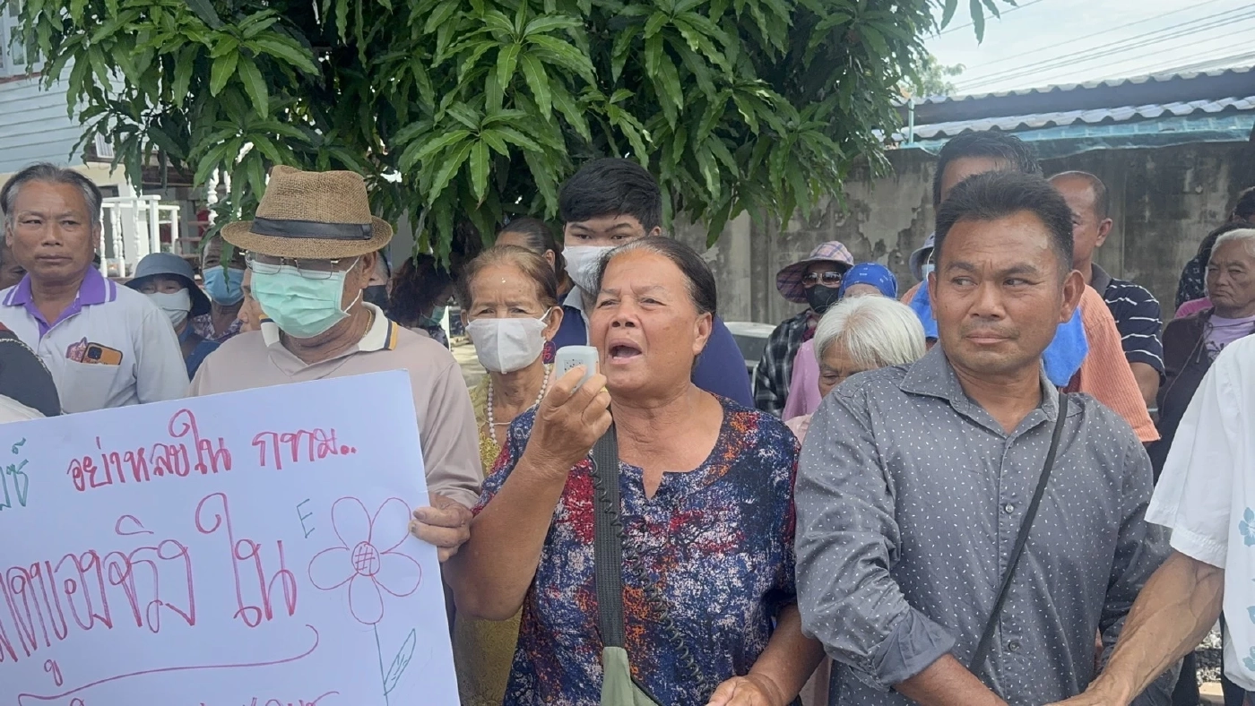 ชาวบ้านรวมตัวแสดงความไม่พอใจ สส.ไอซ์ ปูดงบ จ.กำแพงเพชร