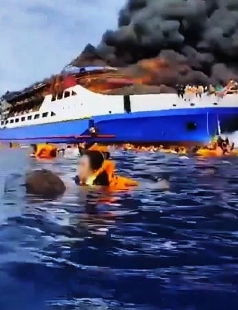 ไฟไหม้เรือเฟอร์รีโดยสารอินโดฯ ผู้โดยสารนับร้อยหนีตายอลหม่าน มีผู้เสียชีวิตอย่างน้อย 1 ราย