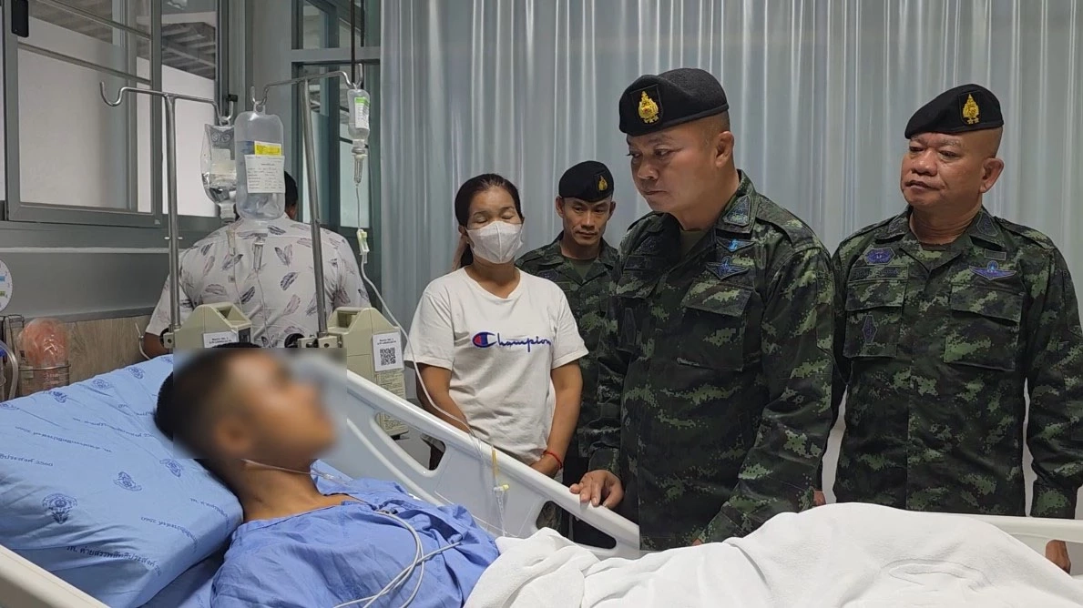 แม่ทัพภาค 2 รุดเยี่ยม ให้กำลังใจ 3 ทหารเหยียบทุ่นสังหาร