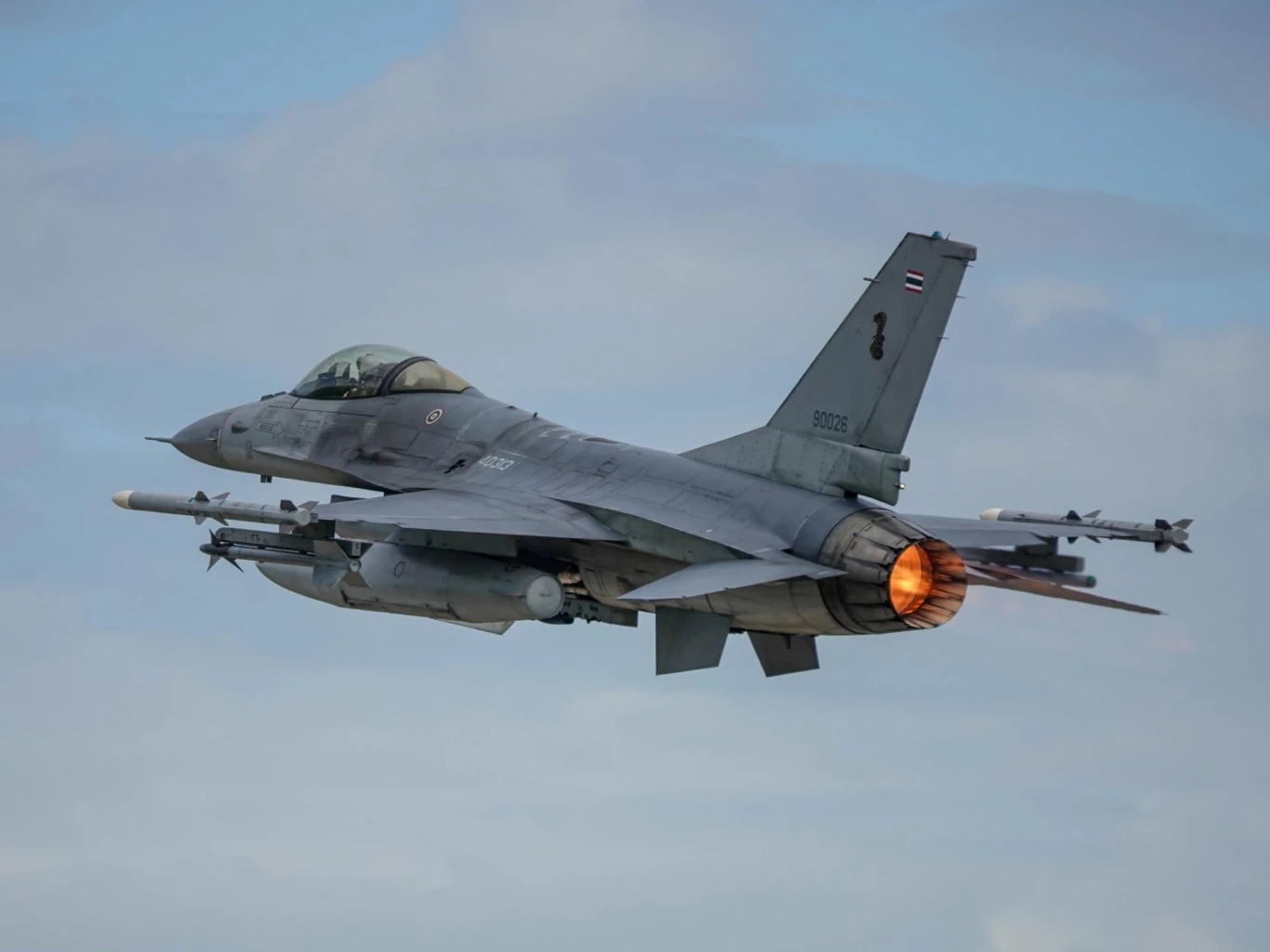 เครื่องบินขับไล่ F-16 ของกองทัพอากาศไทยปฏิบัติการทิ้งไข่ใส่ฐานบัญชาการที่มั่นของทหารกัมพูชา ณ บริเวณทิศใต้ของปราสาทตาเมือนธม