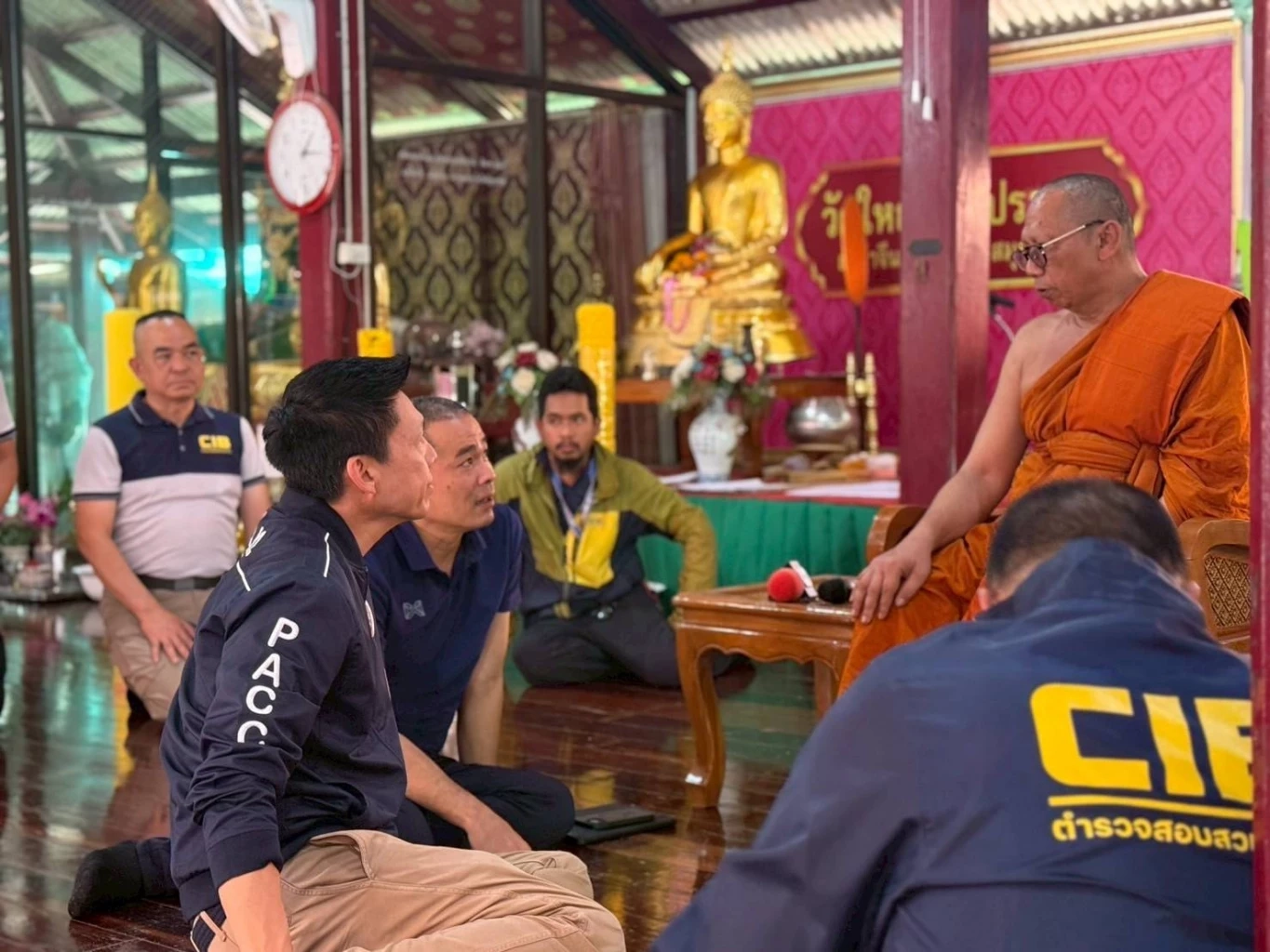 เจ้าหน้าที่เข้าสอบถามพระลูกวัด