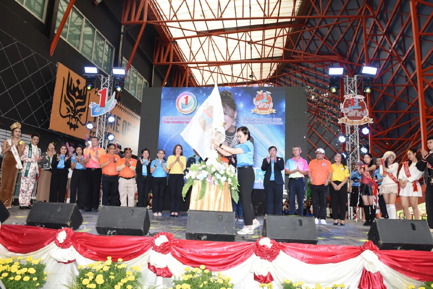 ราชบุรี รวมพลสมาชิกชมรม "ทูบีนัมเบอร์วัน" มอบรางวัลเยาวชนต้นแบบ