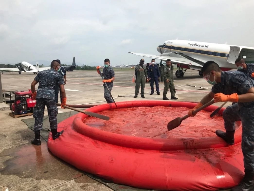 จับโป๊ะ! เมีย "ฮุน มาเนต" แชร์ภาพ ใส่ร้ายไทยใช้แก๊สพิษ ทอ. ชี้สารสีชมพู เป็นสารยับยั้งไฟป่า