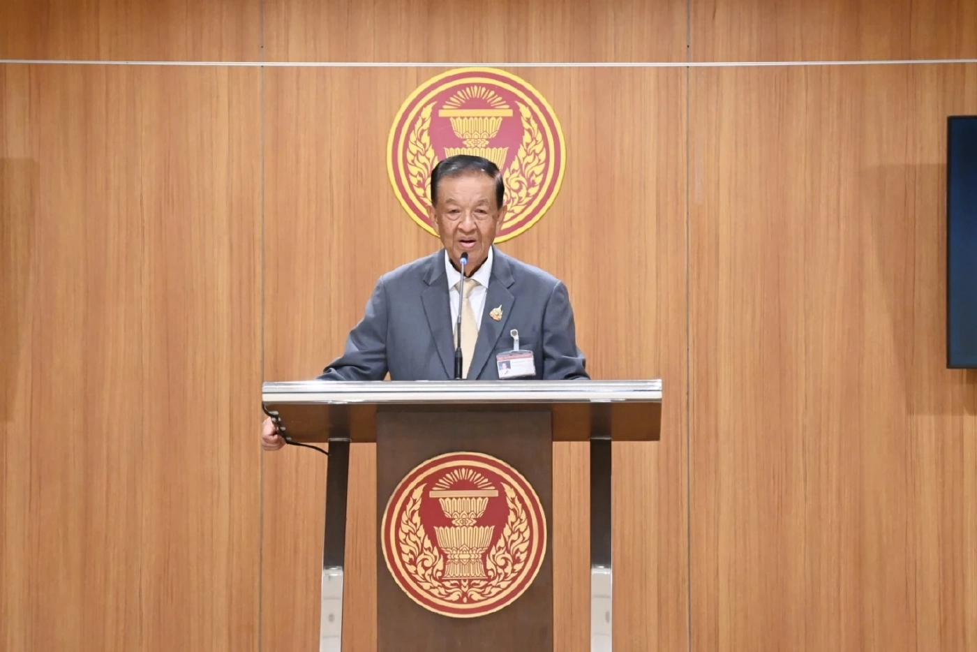 ประธานสภากัมพูชา บีบน้ำตาอ้างได้รับผลกระทบจากการโจมตีของไทย