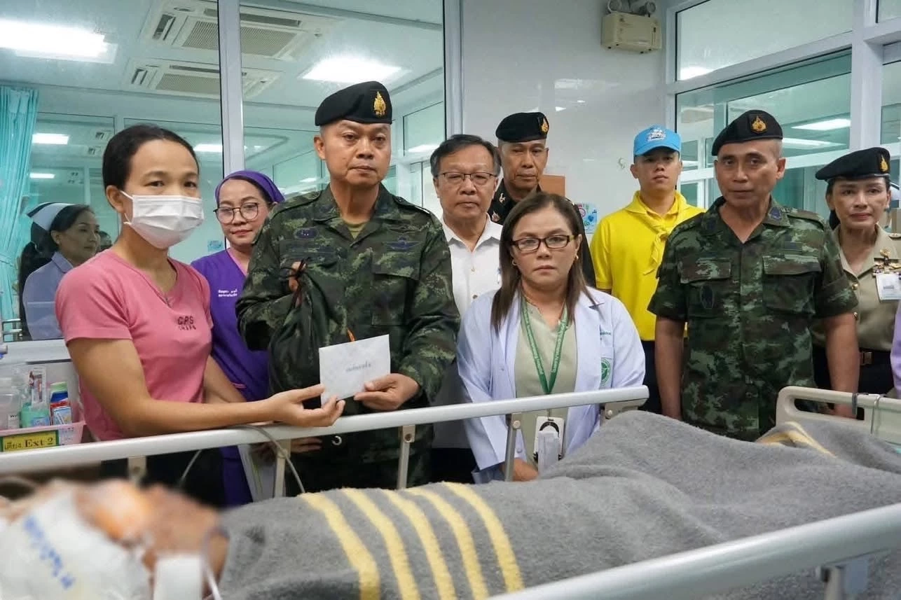 "มทภ.2" "เยี่ยม-ให้กำลังใจ" ผู้ได้รับบาดเจ็บ และเจ้าหน้าที่ รพ.อุบลฯ