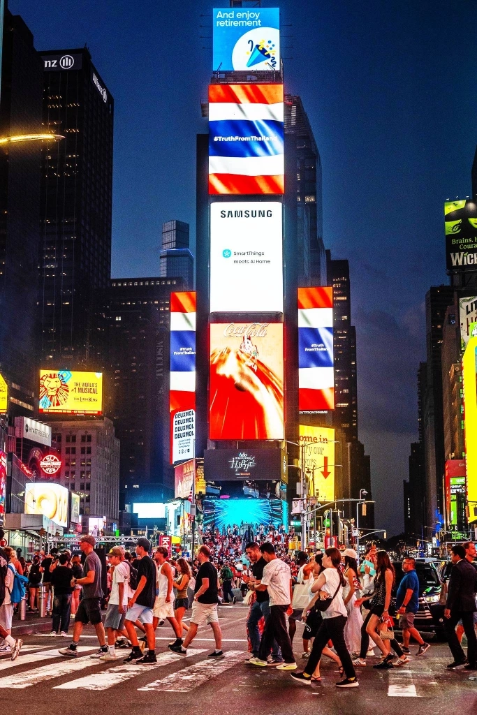 บอกความจริงให้โลกรู้! "แพลน บี" ยึด 3 บิลบอร์ด "ไทม์สแควร์" นิวยอร์ก เผยข้อเท็จจริง "เหตุปะทะชายแดนไทย"