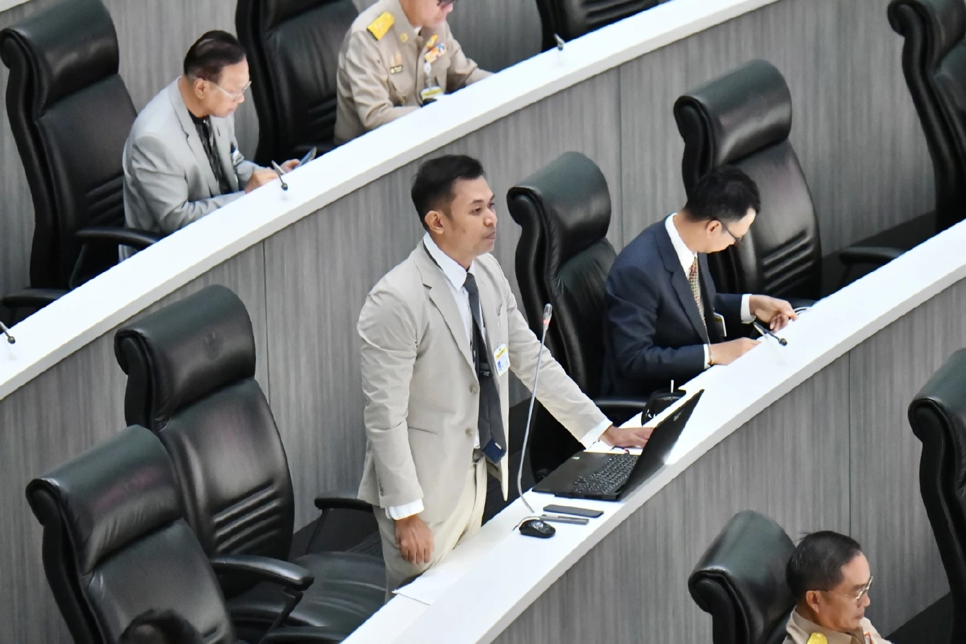 สภาสูง ค้านชะลอเลือก กก.องค์กรอิสระ หลัง ปิดห้องลับ! ถกความเห็น