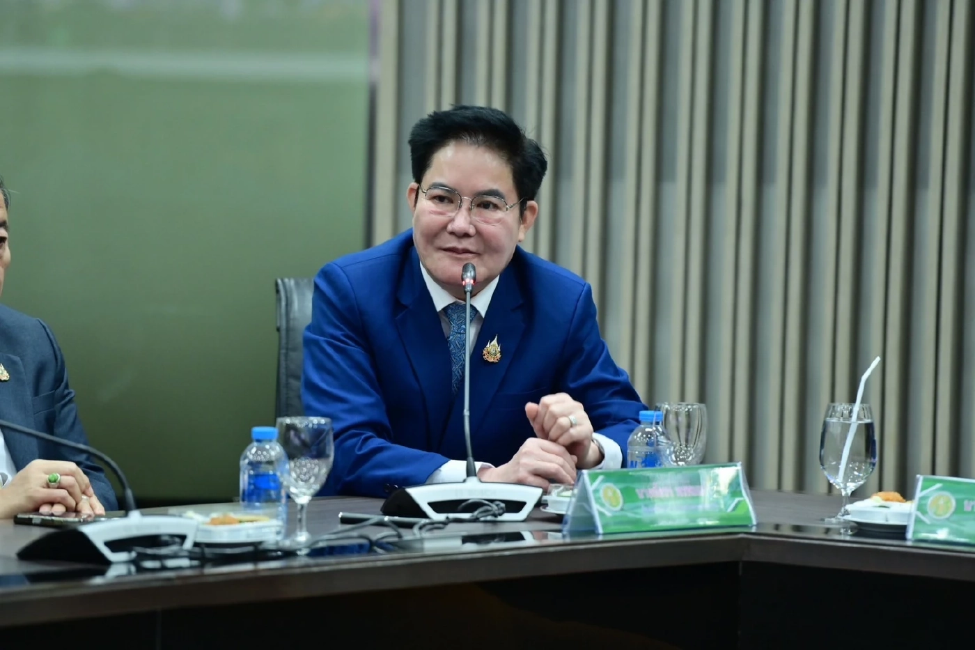 นายอัครา พรหมเผ่า รมช.เกษตรและสหกรณ์