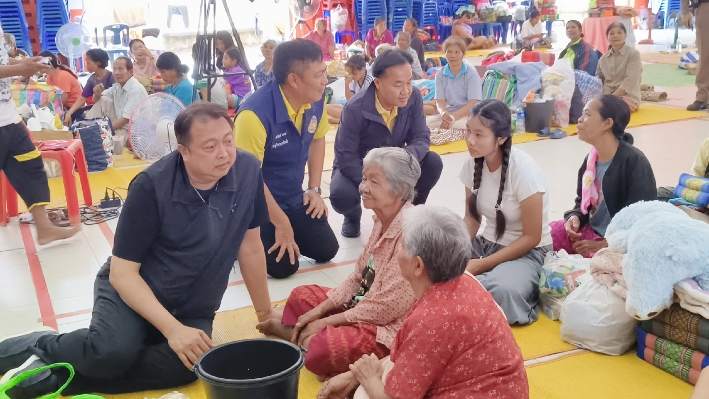 รมช.พาณิชย์ เยี่ยมให้กำลังใจผู้อพยพ มอบสิ่งของอุปโภค บริโภค