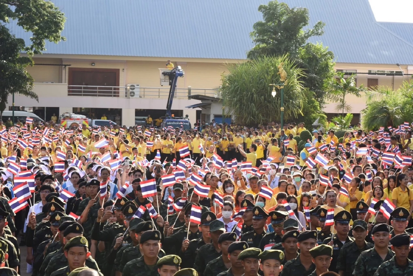ฐิติลักษณ์ คำพา ผู้ว่าราชการจังหวัดราชบุรี พร้อมด้วยประชาชนและส่วนราชการ จัดกิจกรรมยืนเคารพธงชาติ ณ บริเวณหน้าศาลากลางจังหวัดราชบุรี  