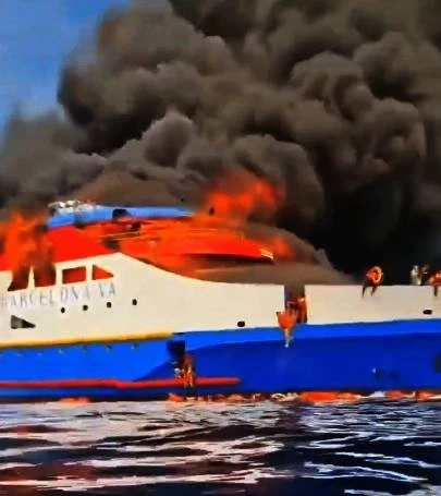 ไฟไหม้เรือเฟอร์รีโดยสารอินโดฯ ผู้โดยสารนับร้อยหนีตายอลหม่าน มีผู้เสียชีวิตอย่างน้อย 1 ราย