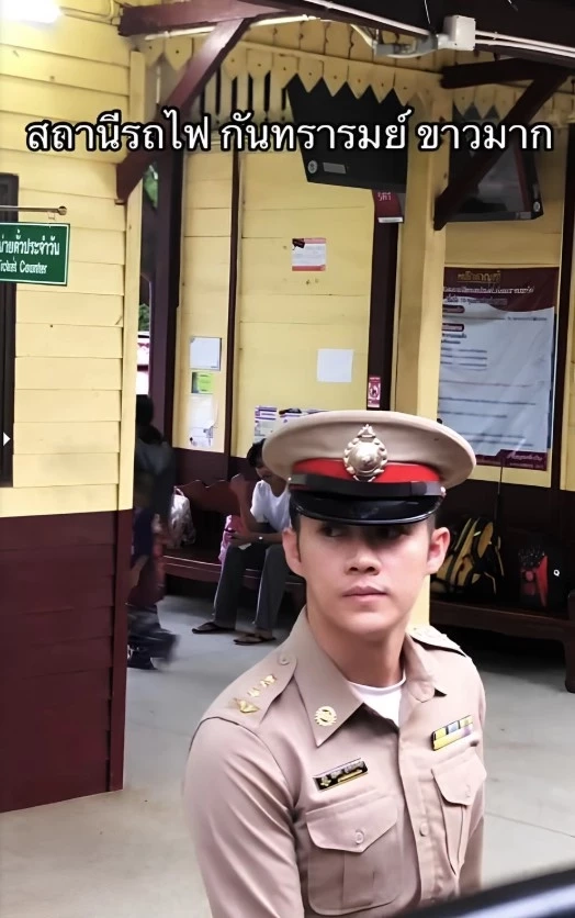 สาวๆกรี๊ดสลบ! โซเชียลแทบแตก "นายสถานีรถไฟกันทรารมย์" หล่อมาก