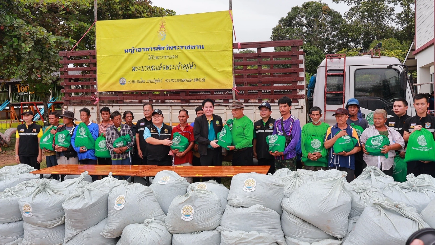 รมช.อัครา ลงพื้นที่มอบถุงยังชีพ ให้กับผู้ได้รับผลกระทบจากพายุวิภา