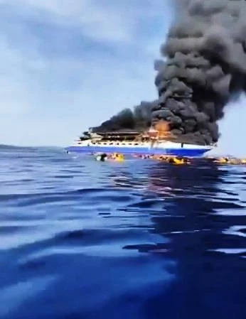 ไฟไหม้เรือเฟอร์รีโดยสารอินโดฯ ผู้โดยสารนับร้อยหนีตายอลหม่าน มีผู้เสียชีวิตอย่างน้อย 1 ราย