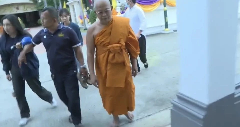 เปิดช็อตนักข่าวถูกปัดไมค์ ขณะสัมภาษณ์เจ้าอาวาสวัดกัลยาณมิตร