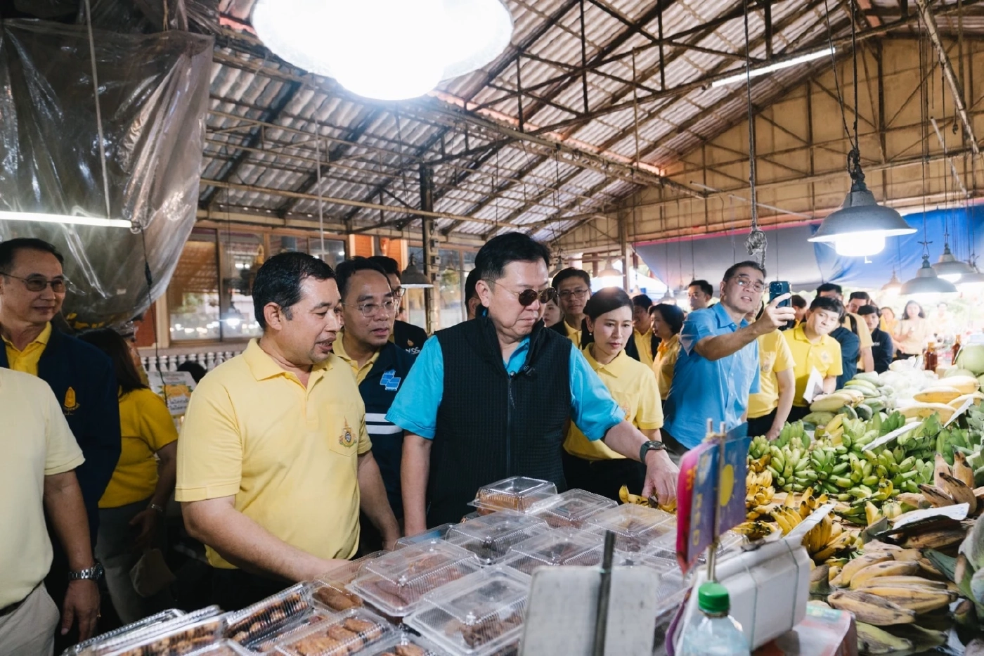 “จตุพร” กำชับดูแลราคาสินค้าหลังอุทกภัย มอบ “สุชาติ” เยี่ยมชายแดน