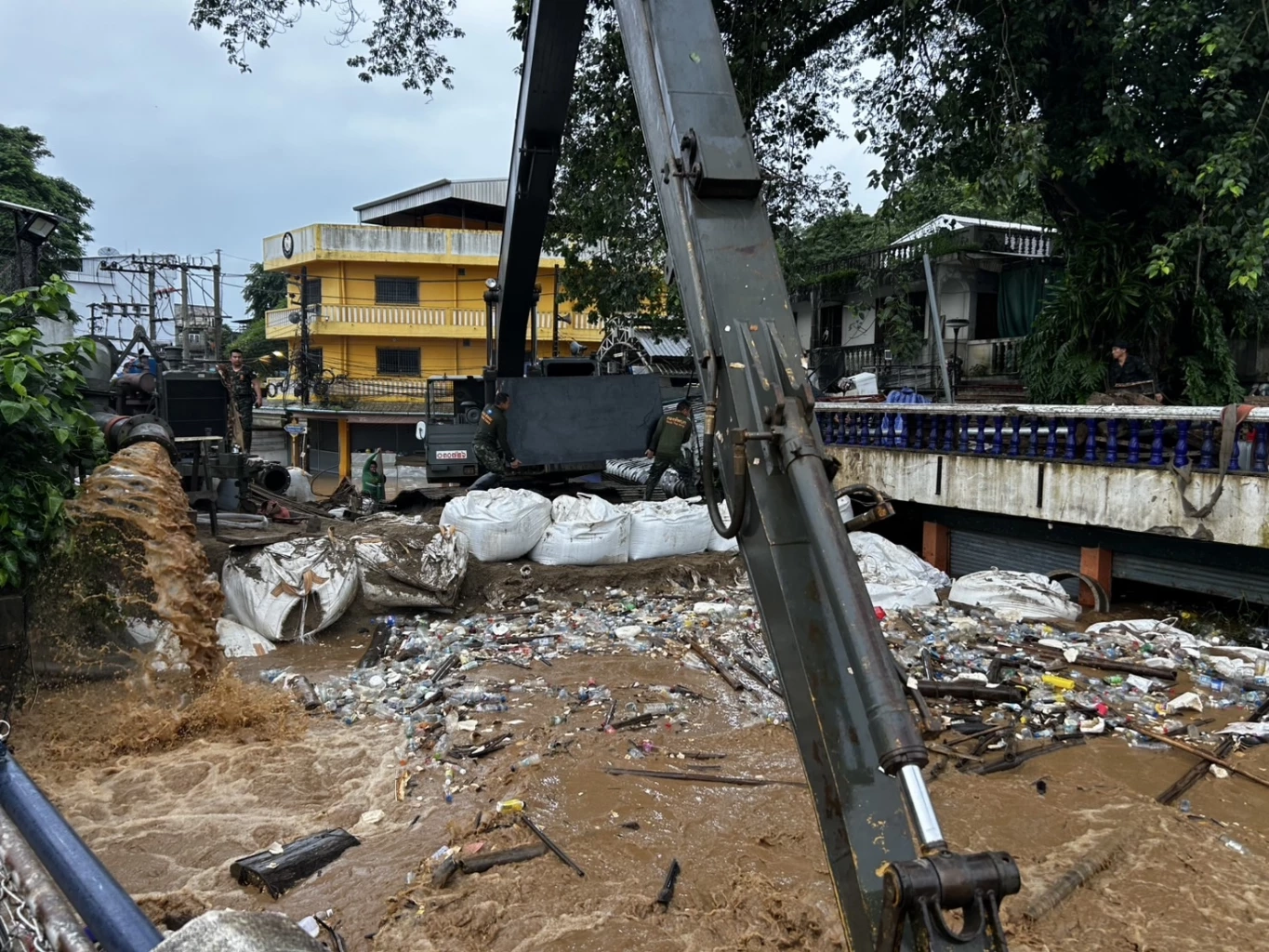 ด่วน! ฉุกเฉินระดับสีแดง เทศบาลตำบลแม่สาย แจ้งเตือน 4 พื้นที่เสี่ยง กำแพงแตก แม่สายน้ำแรงมาก เร่งอพยพ