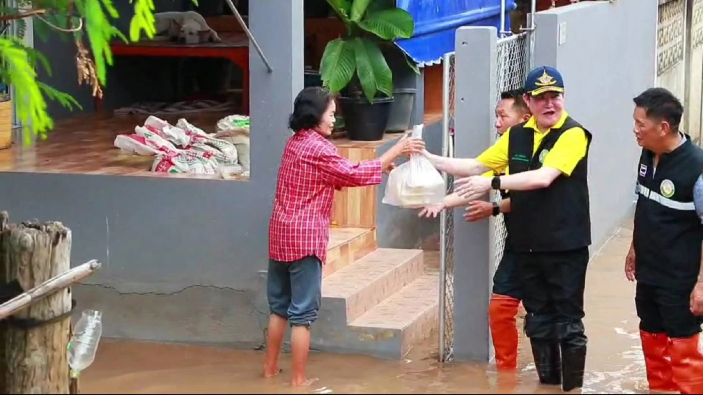 “อัครา” ลงพื้นที่พะเยา ช่วยประชาชนที่ประสบภัยน้ำท่วมพายุวิภา