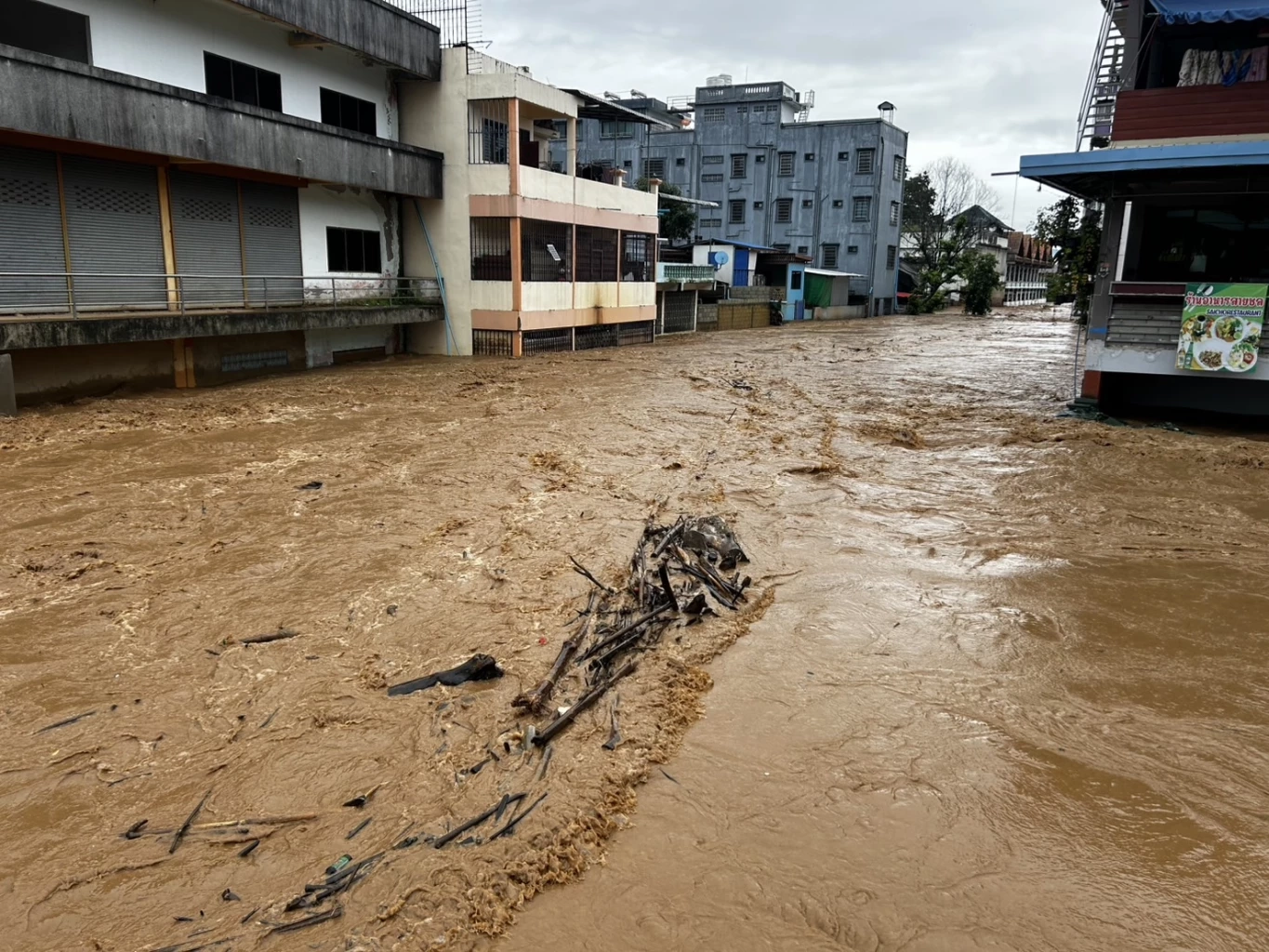 ด่วน! ฉุกเฉินระดับสีแดง เทศบาลตำบลแม่สาย แจ้งเตือน 4 พื้นที่เสี่ยง กำแพงแตก แม่สายน้ำแรงมาก เร่งอพยพ