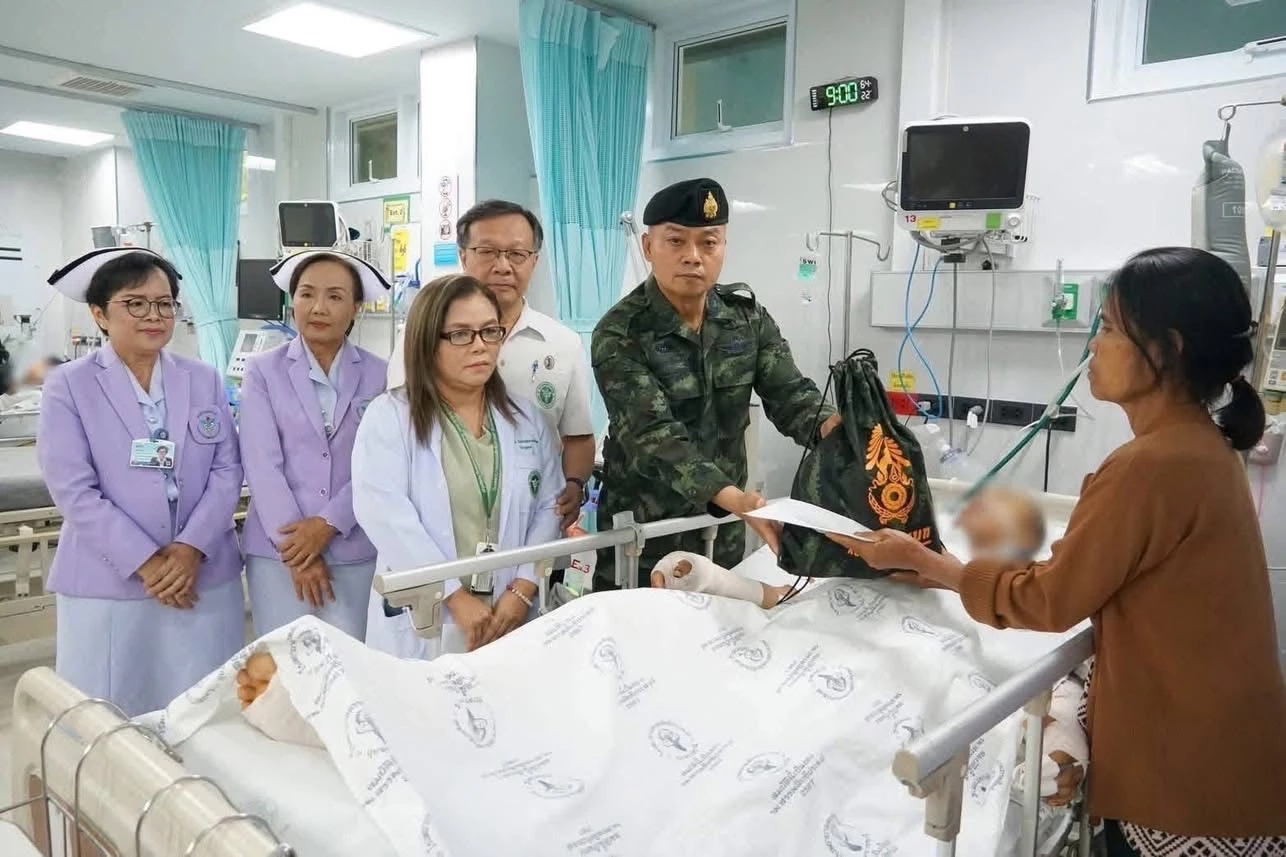 "มทภ.2" "เยี่ยม-ให้กำลังใจ" ผู้ได้รับบาดเจ็บ และเจ้าหน้าที่ รพ.อุบลฯ