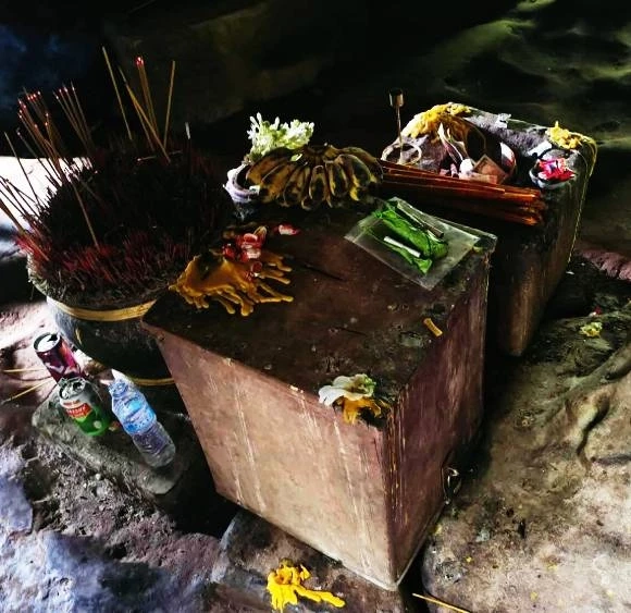 ดราม่าชายแดน! "กัมพูชาแสบ" ใช้เด็กเก็บเงินบูชากลาง ปราสาทตาควาย "หญิงกัมพูชา" ทำพิธีสาปแช่ง