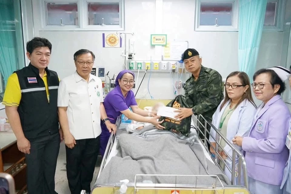 "มทภ.2" "เยี่ยม-ให้กำลังใจ" ผู้ได้รับบาดเจ็บ และเจ้าหน้าที่ รพ.อุบลฯ