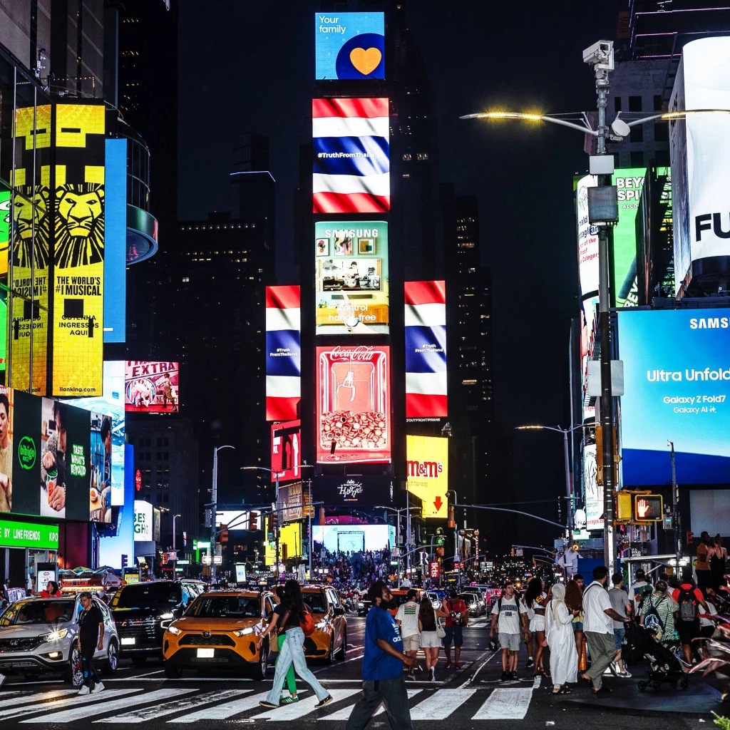 บอกความจริงให้โลกรู้! "แพลน บี" ยึด 3 บิลบอร์ด "ไทม์สแควร์" นิวยอร์ก เผยข้อเท็จจริง "เหตุปะทะชายแดนไทย"