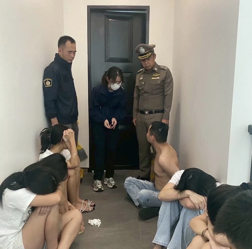 จู่โจมคฤหาสน์หรู จับ 18 แก๊งคอลฯชาวจีน กระโดดจากชั้น 2 เจ็บระนาว