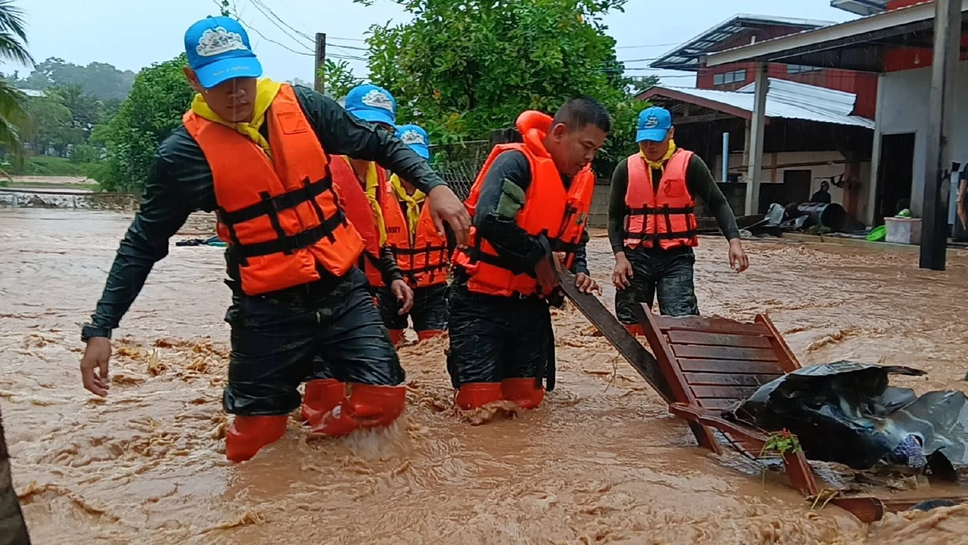กองทัพบก ส่งกำลังพลเร่งเข้าช่วยเหลือผู้ประสบอุทกภัย จ.น่าน