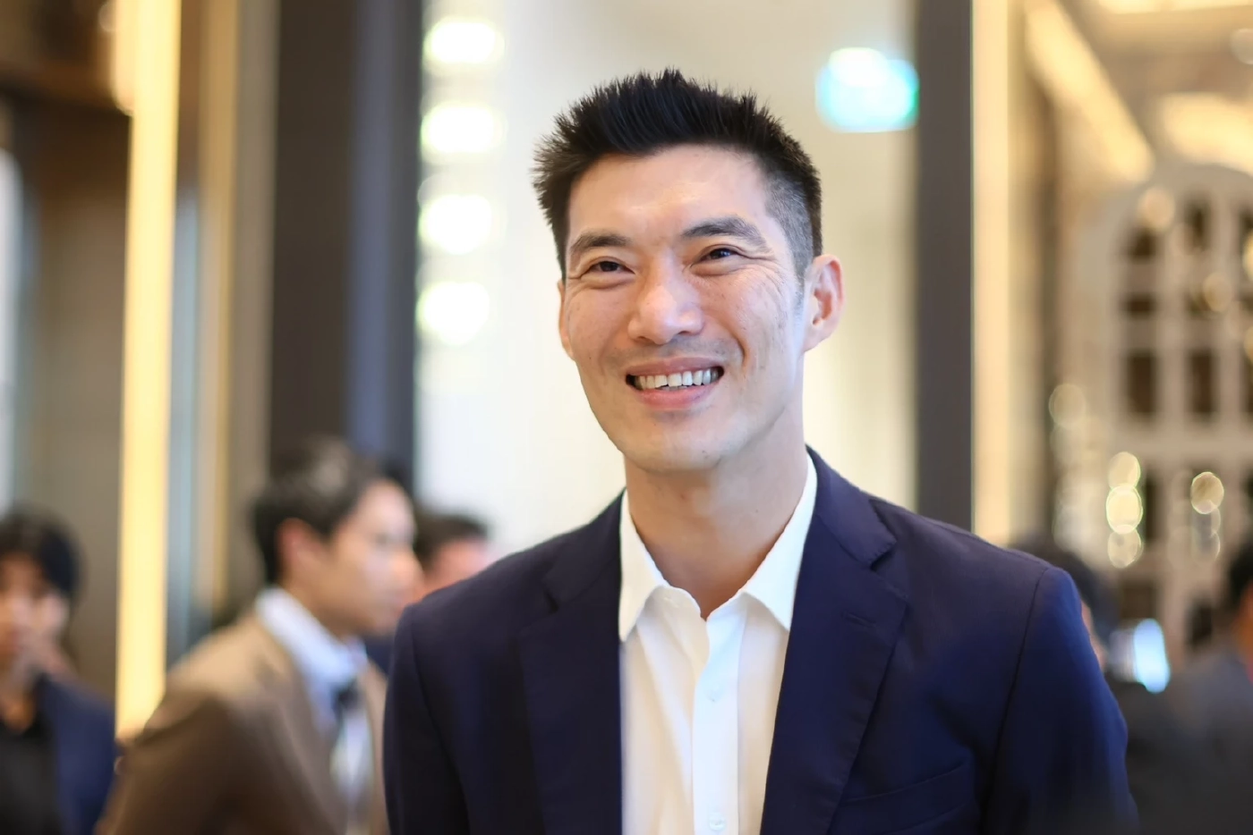 นายธนาธร จึงรุ่งเรืองกิจ ประธานคณะก้าวหน้า