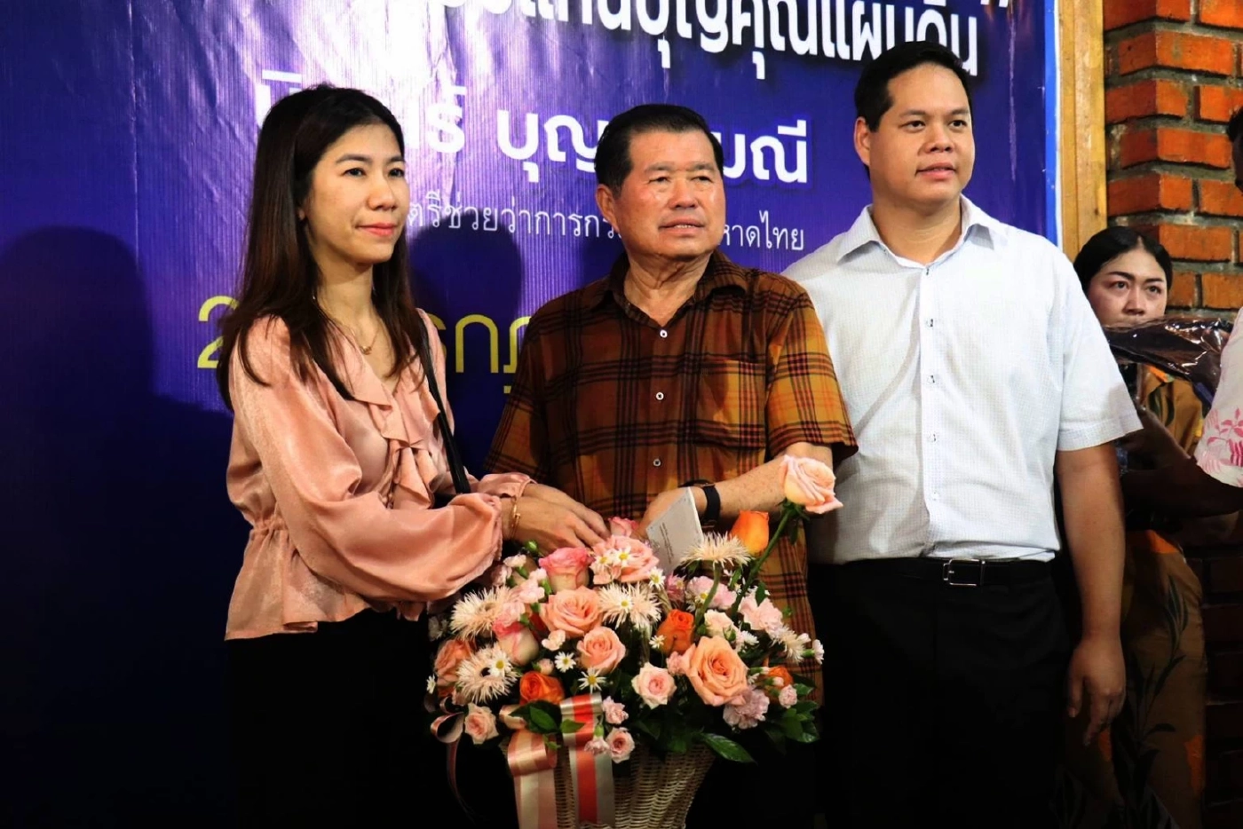 “อนุทิน” ส่งตัวแทนมอบกระเช้าอวยพรวันเกิด “นิพนธ์” ลือสะพัดย้ายขั้ว