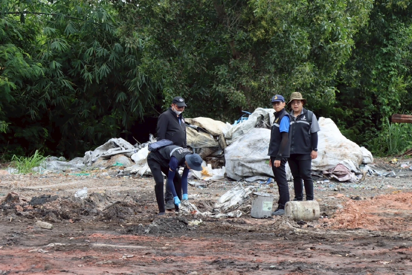 “เอกนัฏ” ค้นโรงงานตัวพ่อ ลอบเก็บฝังขยะพิษ ผงะเจอบัญชีส่วยเพียบ