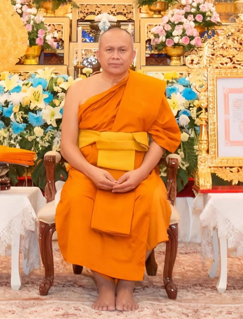 สึกกลางดึก! "พระธรรมวชิรธีรคุณ" เจ้าคณะ จ.นครสวรรค์ "ลาสิกขาแล้ว