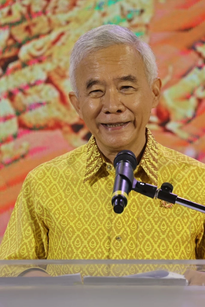 นายสุวัจน์ ลิปตพัลลภ อดีตรองนายกรัฐมนตรี