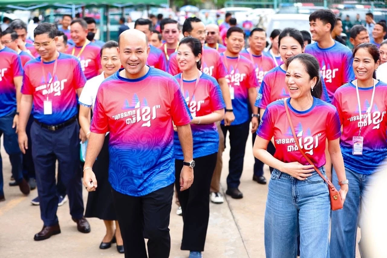 ฮุนมานี และพิช จันมุนี ภิริยานายกฯฮุนมาเนต นำขบวนเยาวชนร้องเพลงชาติ