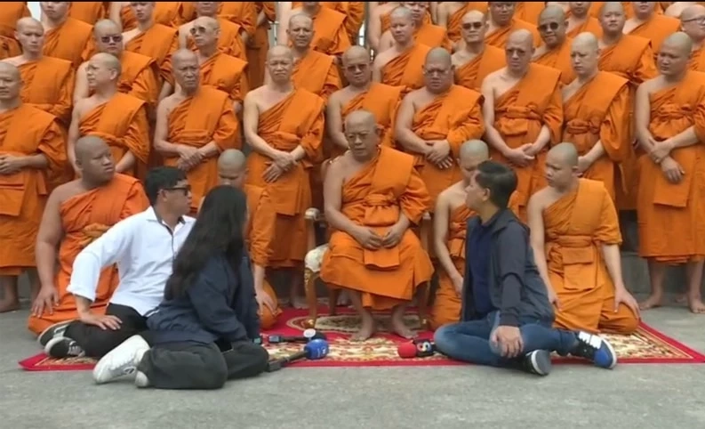 พระพรหมกวี เจ้าอาวาสวัดกัลยาณมิตรฯ ให้สัมภาษณ์สื่อ