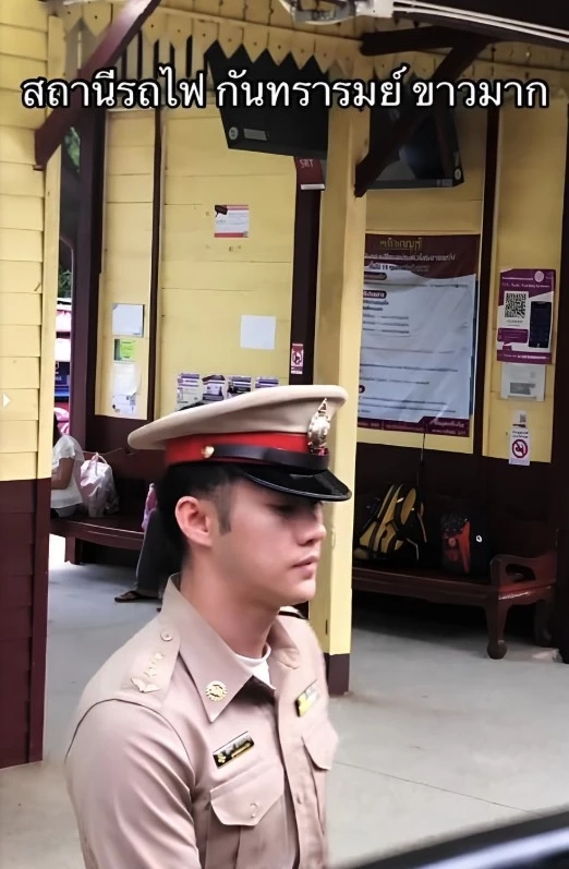 สาวๆกรี๊ดสลบ! โซเชียลแทบแตก "นายสถานีรถไฟกันทรารมย์" หล่อมาก