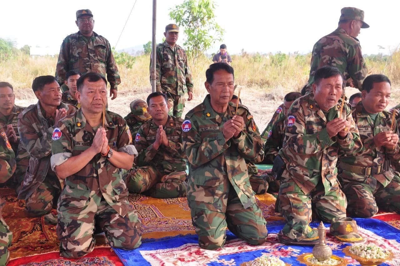 “พลตรีดวง ซอมเนียง” ผบ.พล.7 กัมพูชา ถูกกระสุนปืนใหญ่ยิงเสียชีวิต