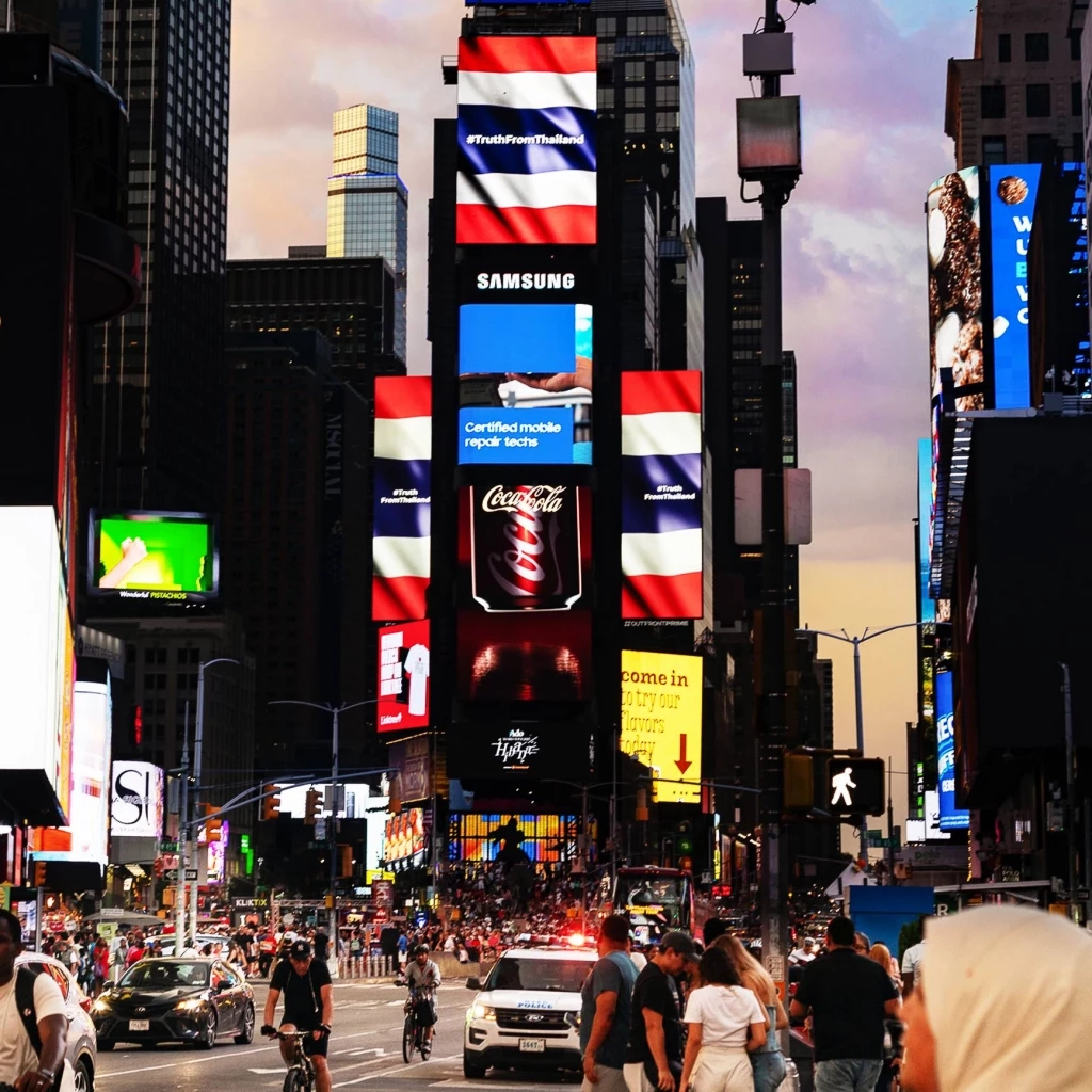 บอกความจริงให้โลกรู้! "แพลน บี" ยึด 3 บิลบอร์ด "ไทม์สแควร์" นิวยอร์ก เผยข้อเท็จจริง "เหตุปะทะชายแดนไทย"