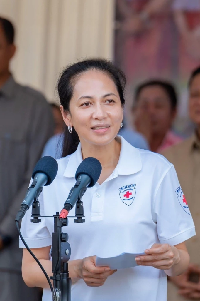 เพชร จันมุนี สะใภ้ใหญ่ตระกูลฮุน แม่ทัพแนวหลัง