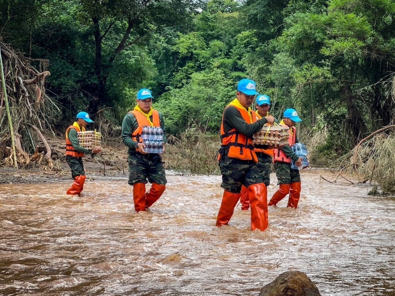 "ทบ." เร่งฟื้นฟูพื้นน้ำท่วม "ภาคเหนือ" ป้องกันน้ำหลากระยะยาว
