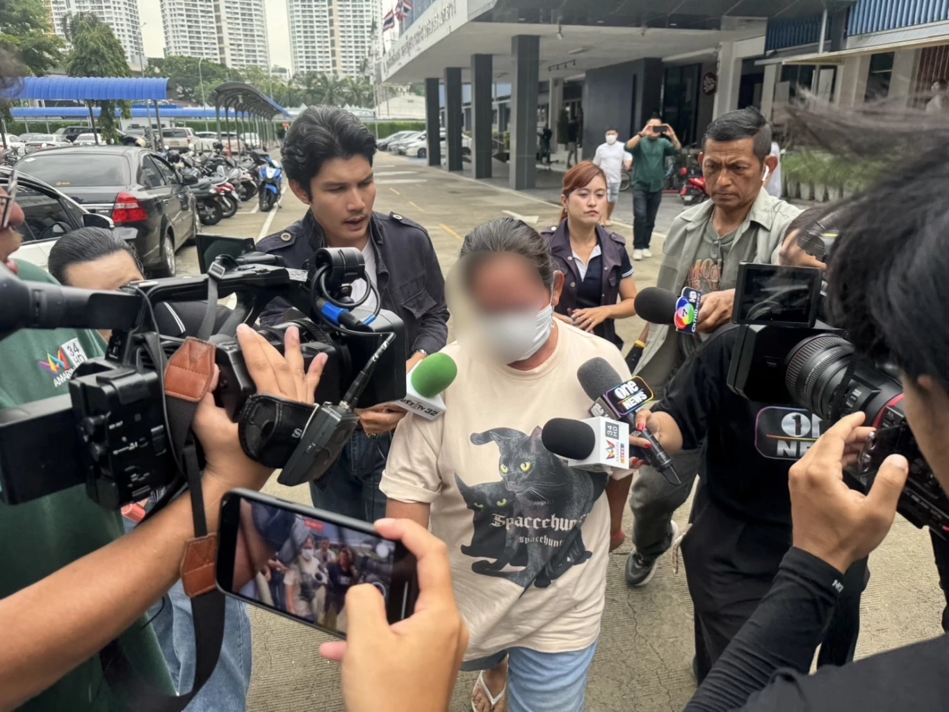 "แม่สีกากอล์ฟ" เหวี่ยงนักข่าว หงุดหงิด หลังถูกรุมถาม เตรียมหิ้วฝากขังพรุ่งนี้