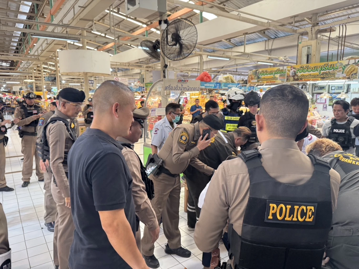 เมียเผยมูลเหตุจูงใจ ผัวคลั่งไล่ยิงในตลาด อ.ต.ก.ดับ 6 เจ็บ 2