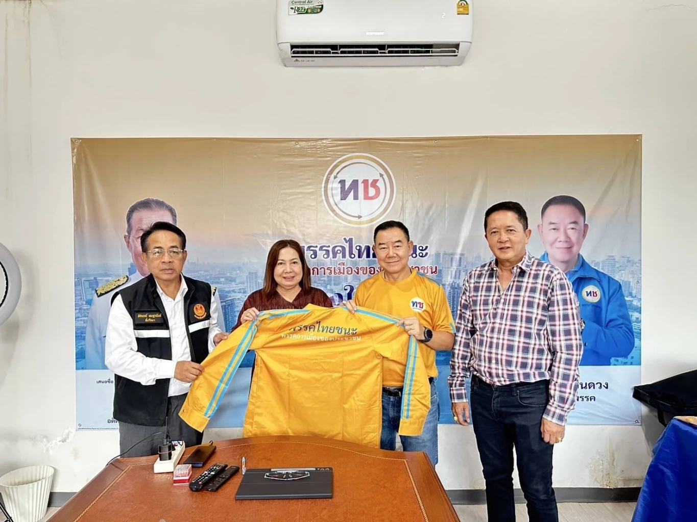 “วีณา ณ นคร” นั่งรอง หน.พรรคไทยชนะ “จักรพงศ์” นำคณะร่วมยินดี