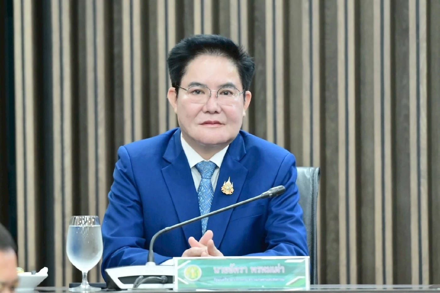 นายอัครา พรหมเผ่า รมช.เกษตรและสหกรณ์