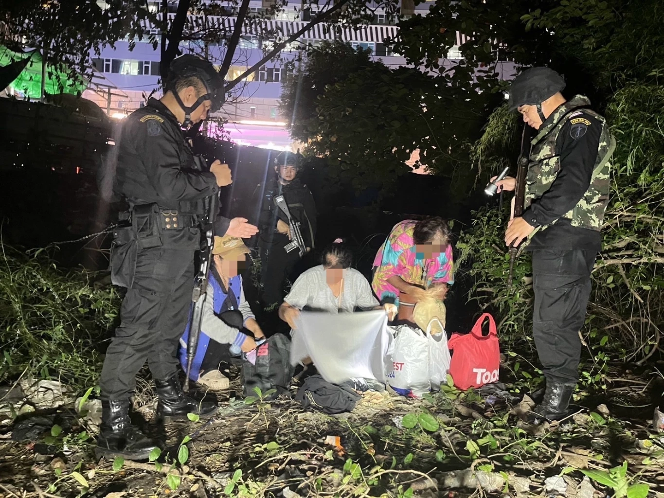 รวบคนไทยหนีปอยเปต มุดรั้วลวดหนามกลับไทย อ้างถูกหลอกไปเป็นแม่บ้าน ตึกกาสิโน