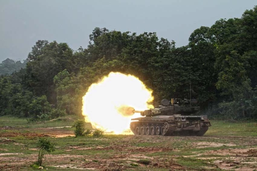 รถถังหลัก T-84 Oplot M ของกองทัพบกไทย ระดมยิงทำลายฐานที่มั่นของทหารกัมพูชา ที่ใกล้กับวัดแก้วสิกขาคีรีสวาระ บริเวณใกล้เขาพระวิหาร ก่อนส่งทหารราบเข้ายึดพื้นที่