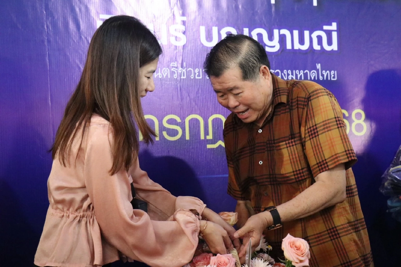 “อนุทิน” ส่งตัวแทนมอบกระเช้าอวยพรวันเกิด “นิพนธ์” ลือสะพัดย้ายขั้ว