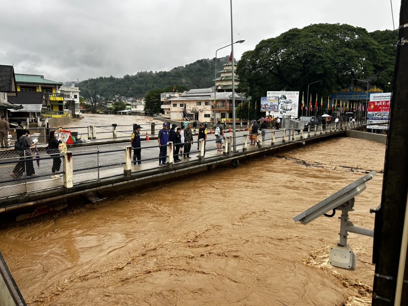 ด่วน! ฉุกเฉินระดับสีแดง เทศบาลตำบลแม่สาย แจ้งเตือน 4 พื้นที่เสี่ยง กำแพงแตก แม่สายน้ำแรงมาก เร่งอพยพ