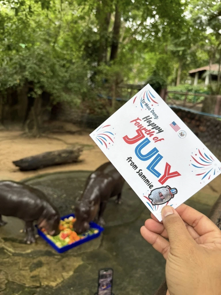 สถานทูตสหรัฐฯ ส่งของขวัญวันเกิดให้ \"หมูเด้ง\" ครบรอบ 1 ปี